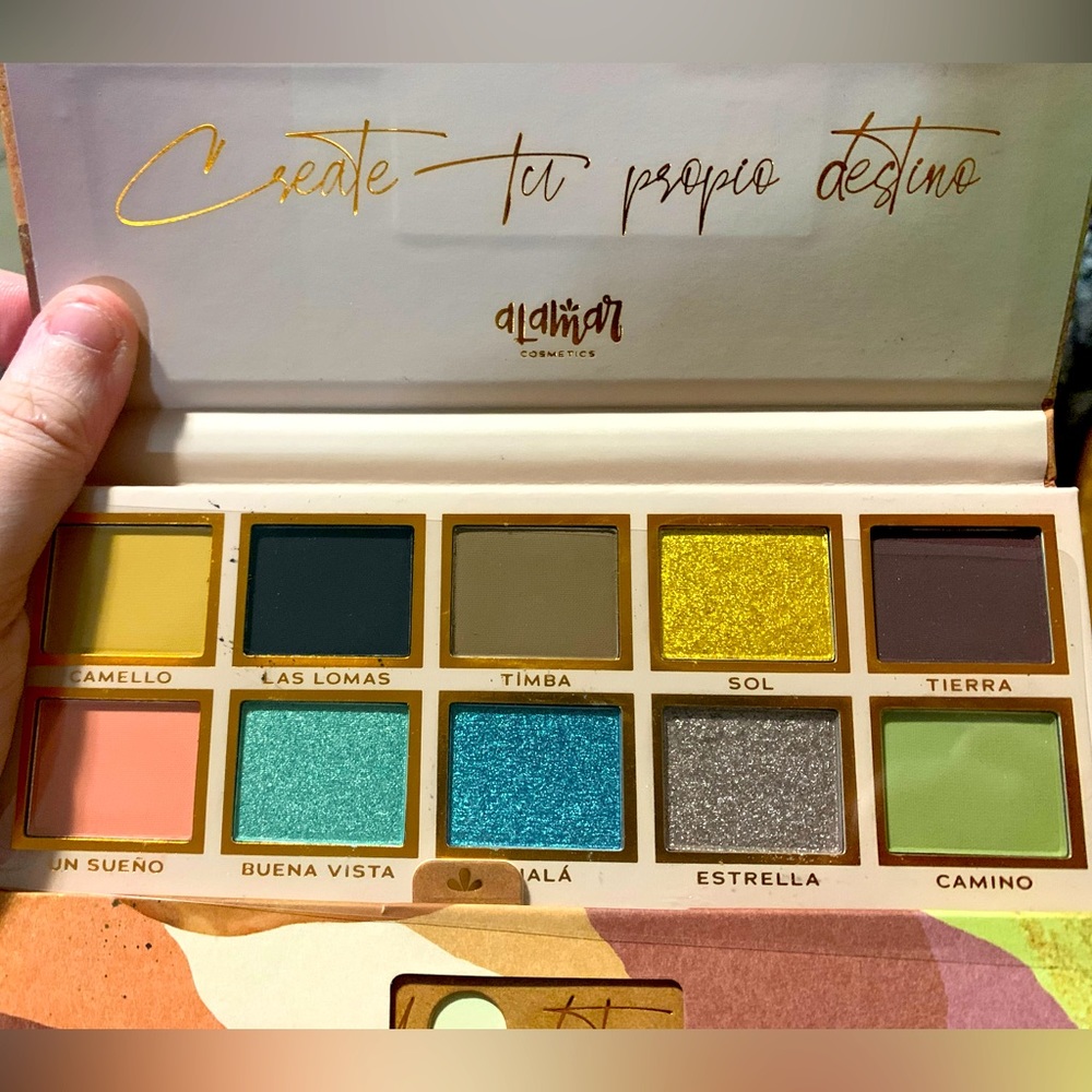 Stunning blue/green/neutral ocean vacation vibes eyeshadow palette